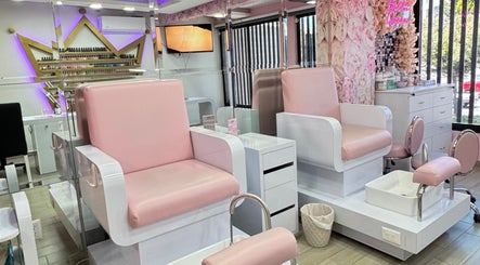 Interior chic de Bella Queen Studio Nails en Metepec con sillas rosas para pedicura.
