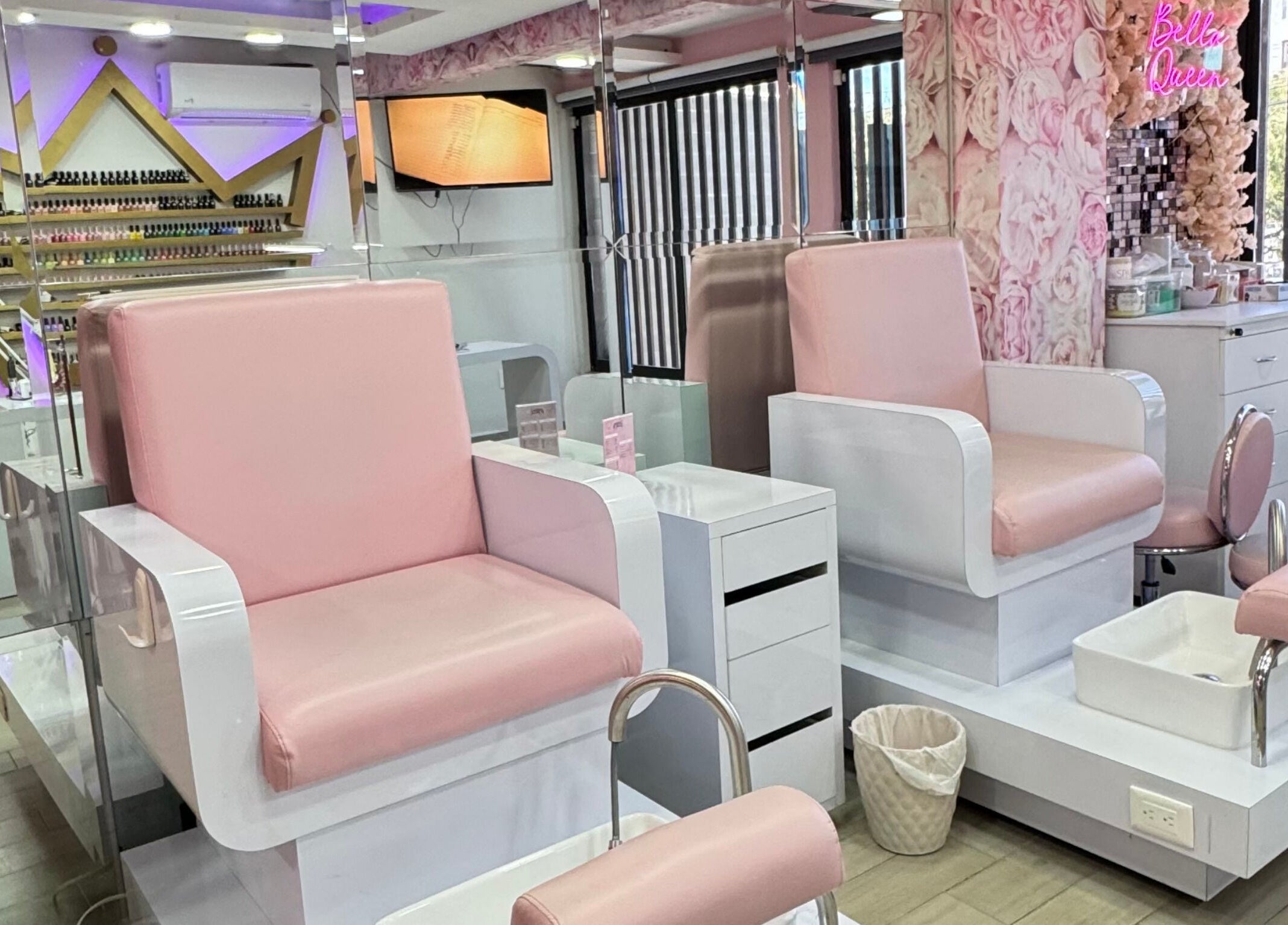 Interior elegante de Bella Queen Studio Nails en Metepec, Estado de México, MX con asientos rosados.