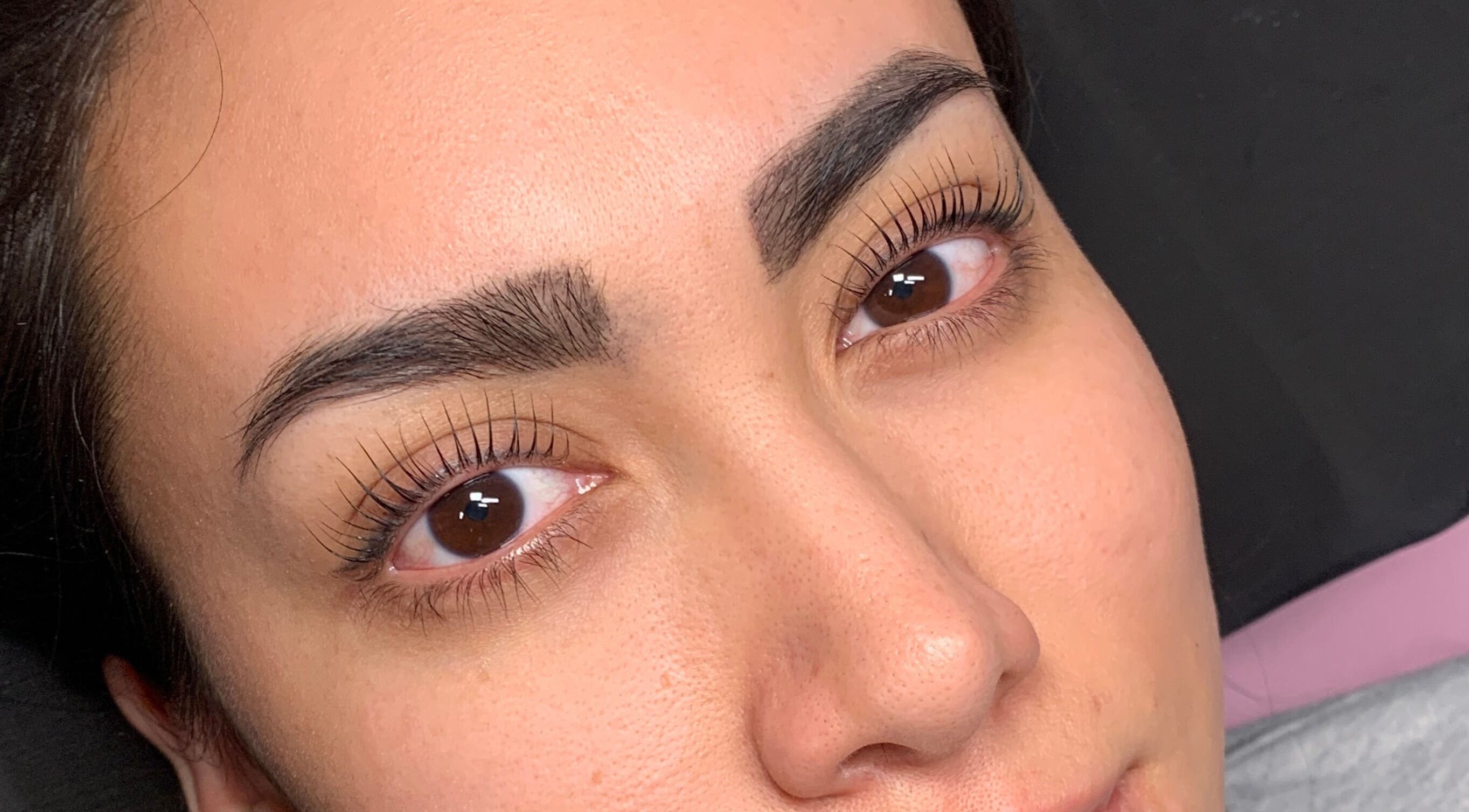 Ceja y pestañas cuidadas en Bella Queen Studio Nails, Metepec, Estado de México, MX.