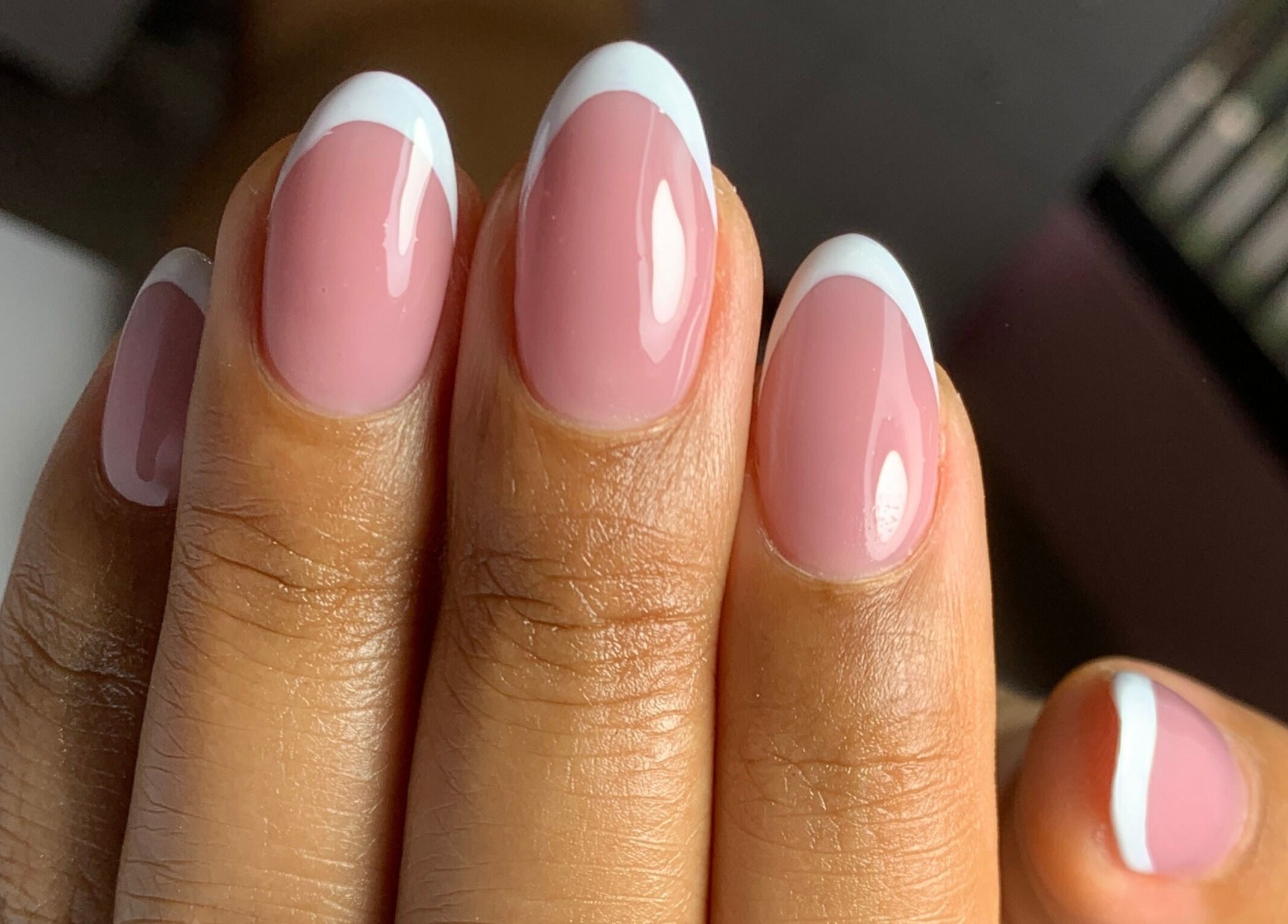 Elegante manicura francesa en Bella Queen Studio Nails, Metepec, Estado de México, MX.