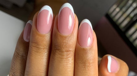 Elegante manicura francesa en Bella Queen Studio Nails, Metepec, Estado de México, MX.