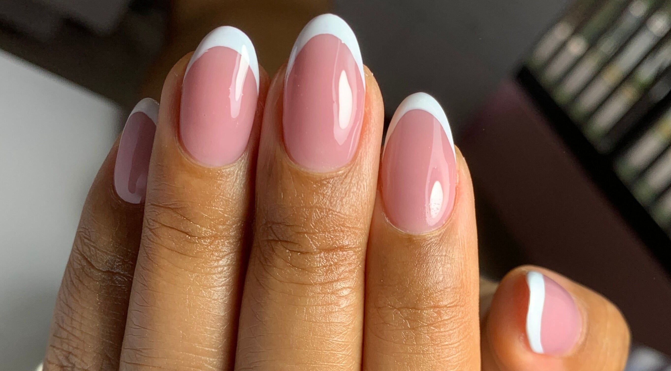 Elegante manicura francesa en Bella Queen Studio Nails, Metepec, Estado de México, MX.