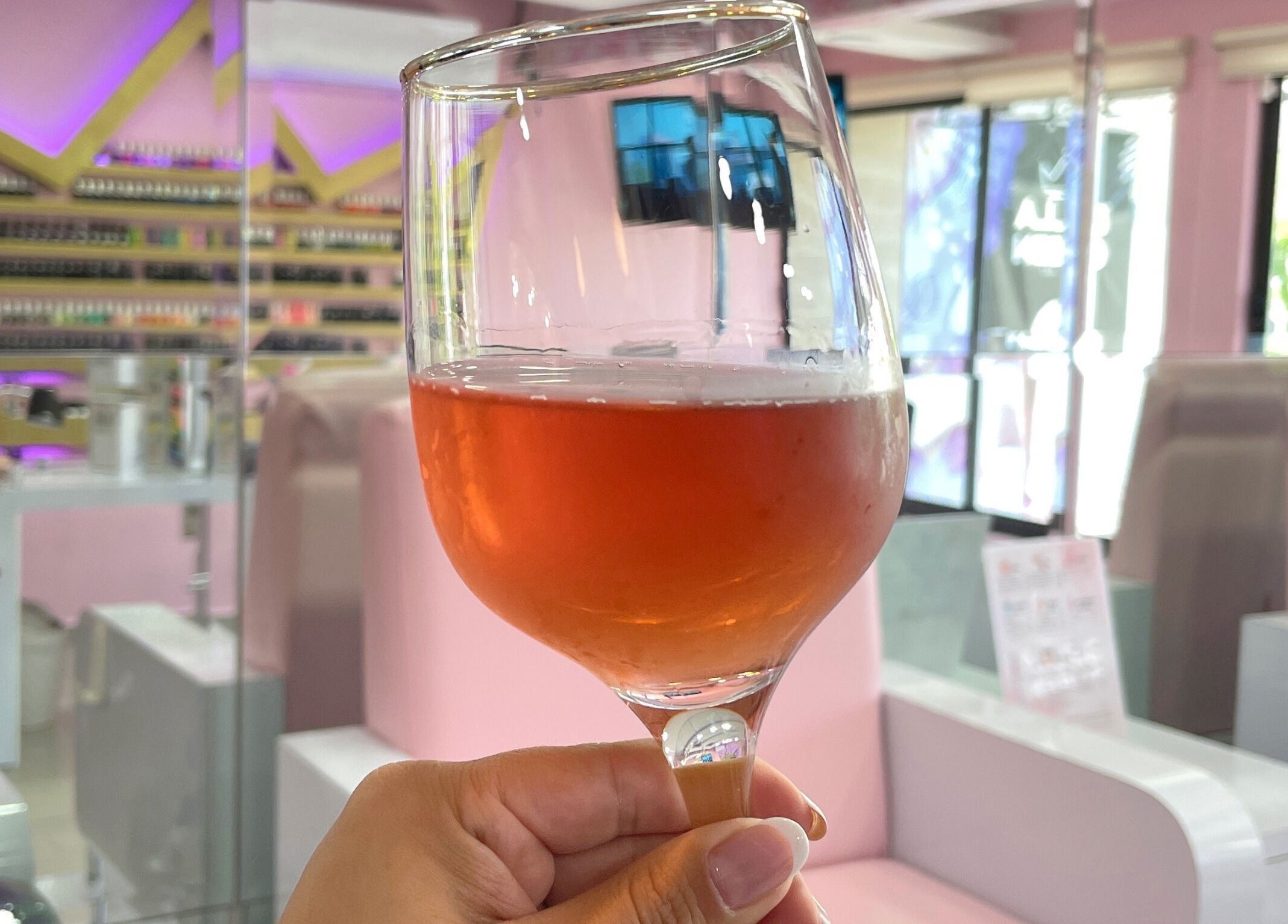 Copa de bebida rosada en Bella Queen Studio Nails, Metepec, Estado de México, MX