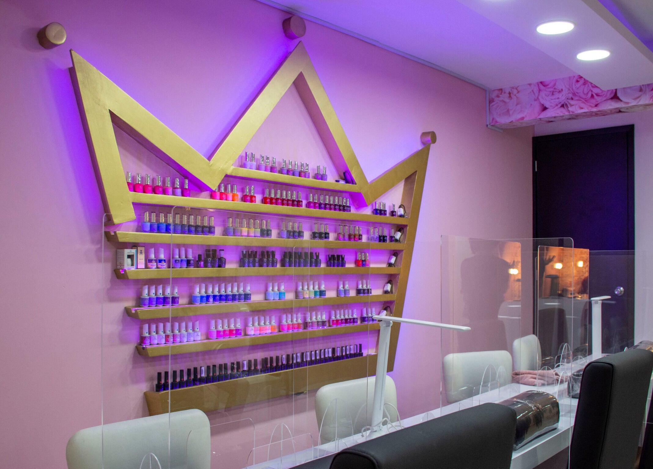 Estante con esmaltes en forma de corona en Bella Queen Studio Nails, Metepec, Estado de México, MX.