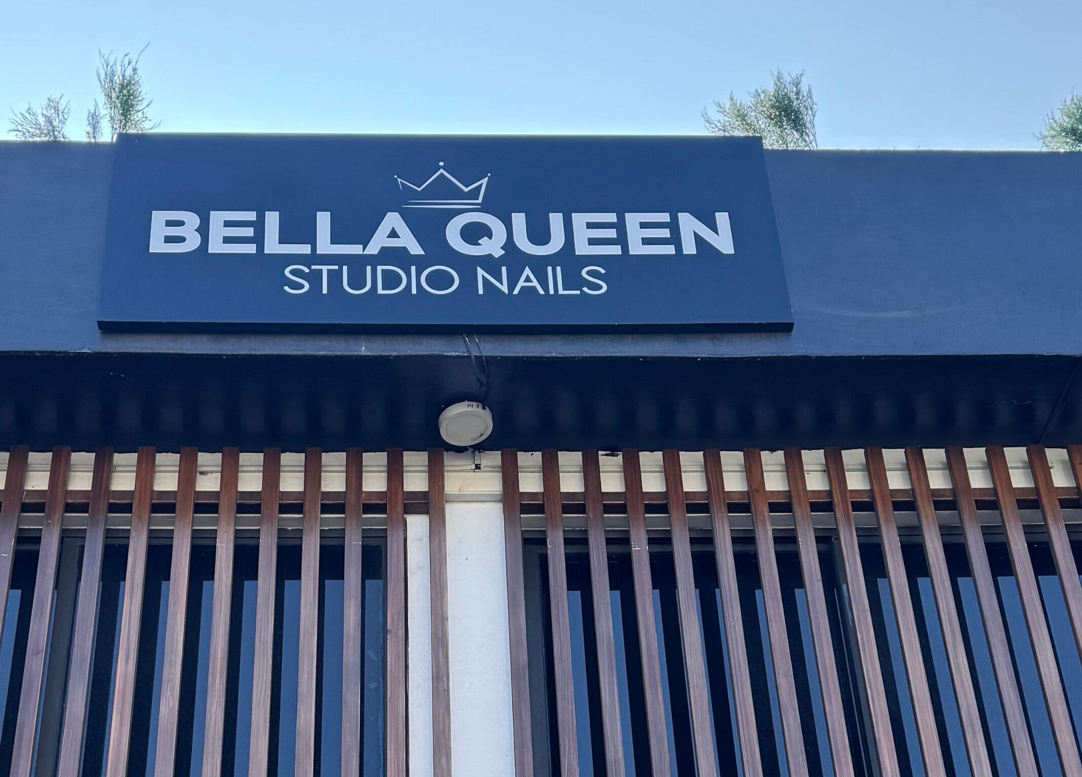 Fachada de Bella Queen Studio Nails, ubicado en Metepec, Estado de México, MX, destacando su moderno letrero.