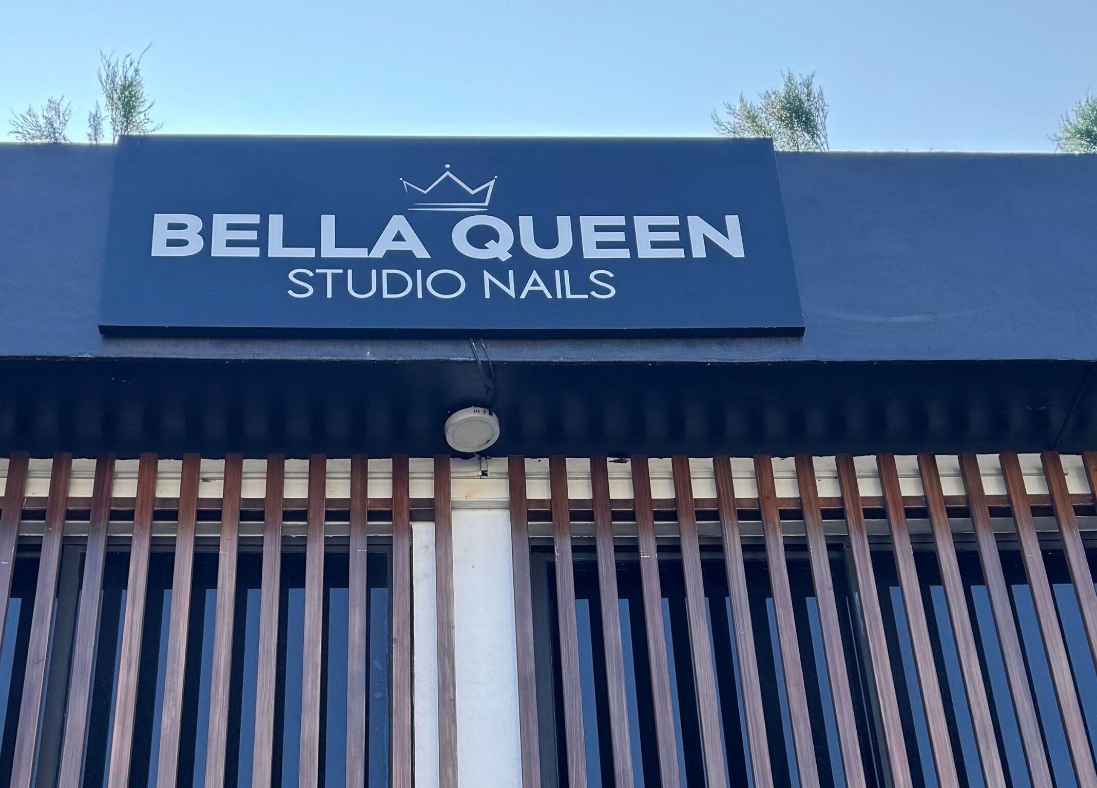 Fachada de Bella Queen Studio Nails, ubicado en Metepec, Estado de México, MX, destacando su moderno letrero.