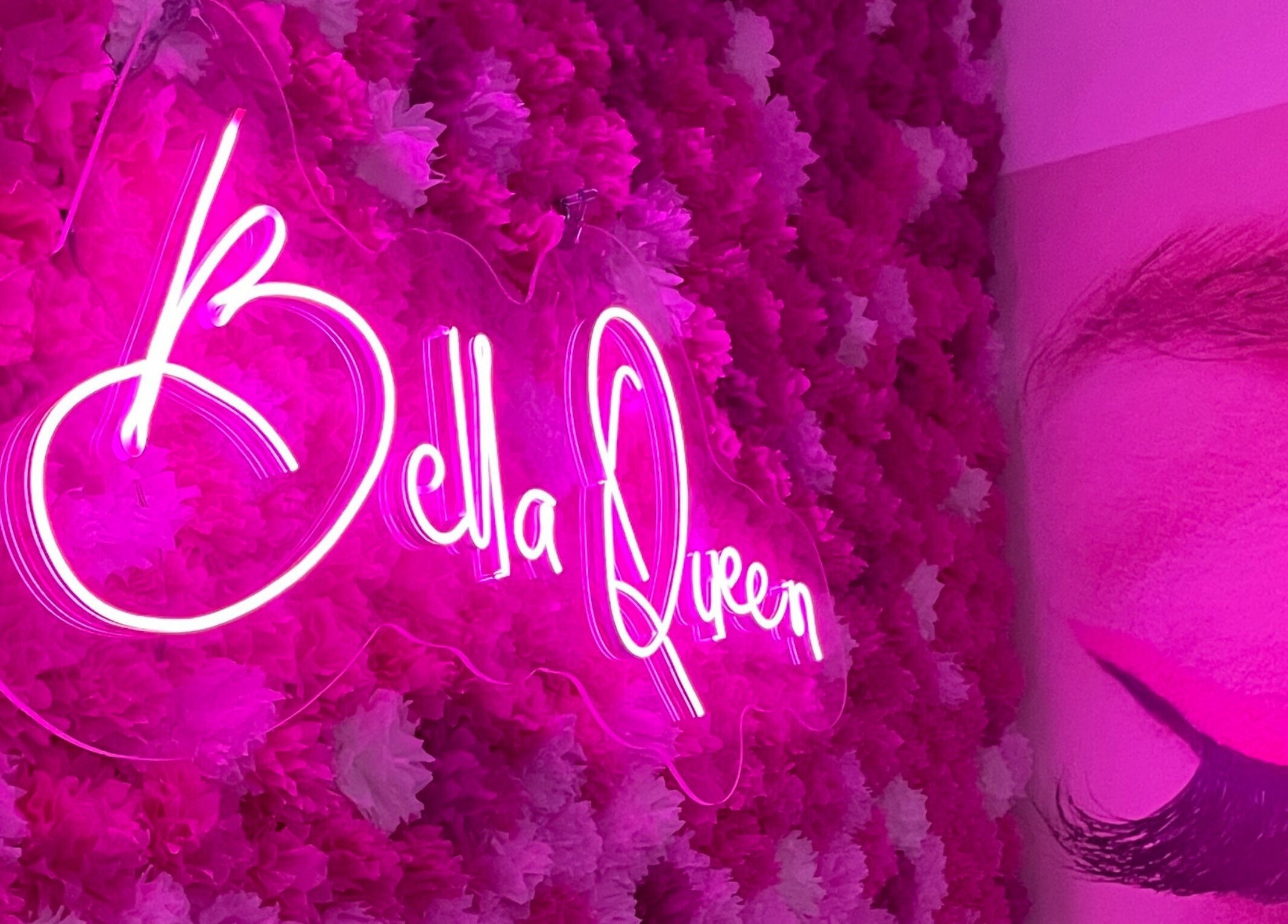 Neón rosa de Bella Queen Studio Nails en Metepec, Estado de México, MX con fondo de flores.