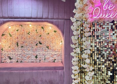 Rincón floral de Bella Queen Studio Nails en Metepec, Estado de México, MX, decorado con rosas y un letrero rosa.