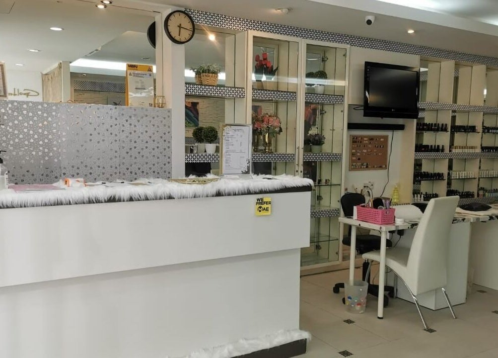 Interior of Golden Beauty Nail Bar in Petaling Jaya, Selangor, MY showcasing a stylish reception area.