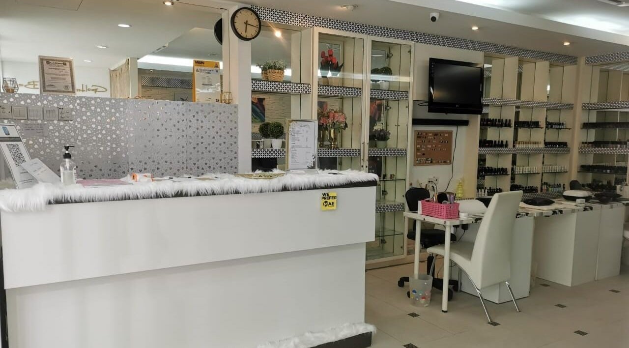 Interior of Golden Beauty Nail Bar in Petaling Jaya, Selangor, MY showcasing a stylish reception area.