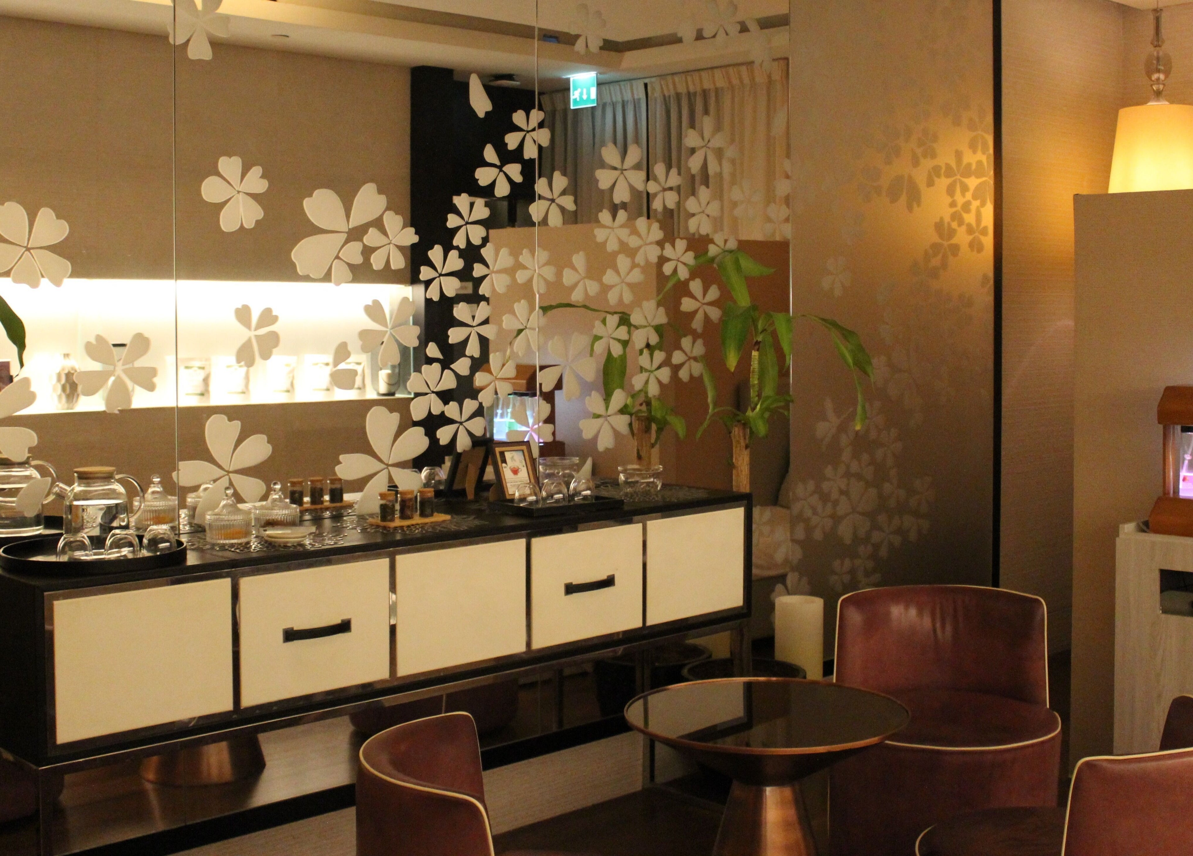 Elegant lounge at Wellbeings Holistic Healing, Dubai, AE with comfy chairs and soothing decor.