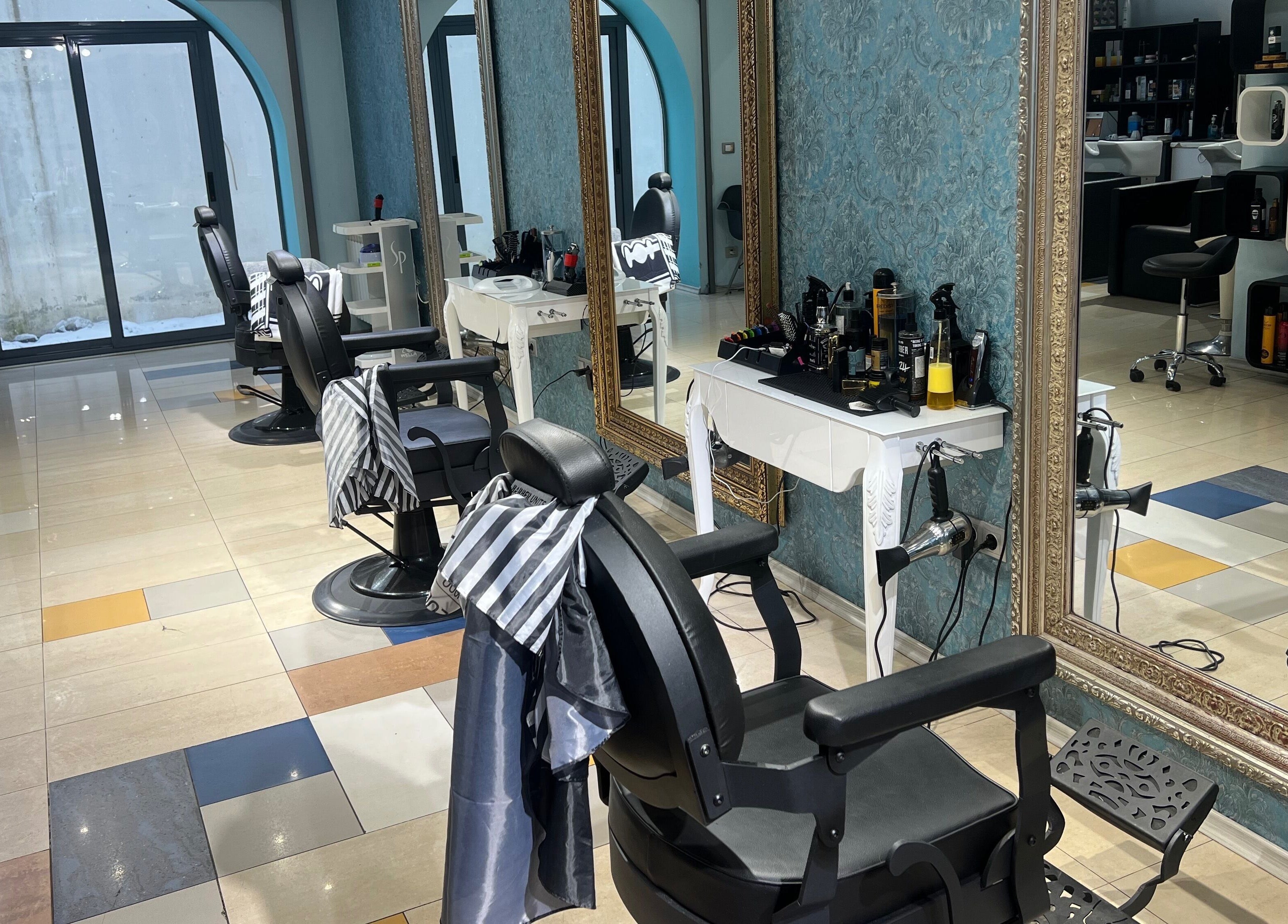 Интериор на The Barbershop Mudi, София, Софийска област, BG с елегантен стол за бръснене.