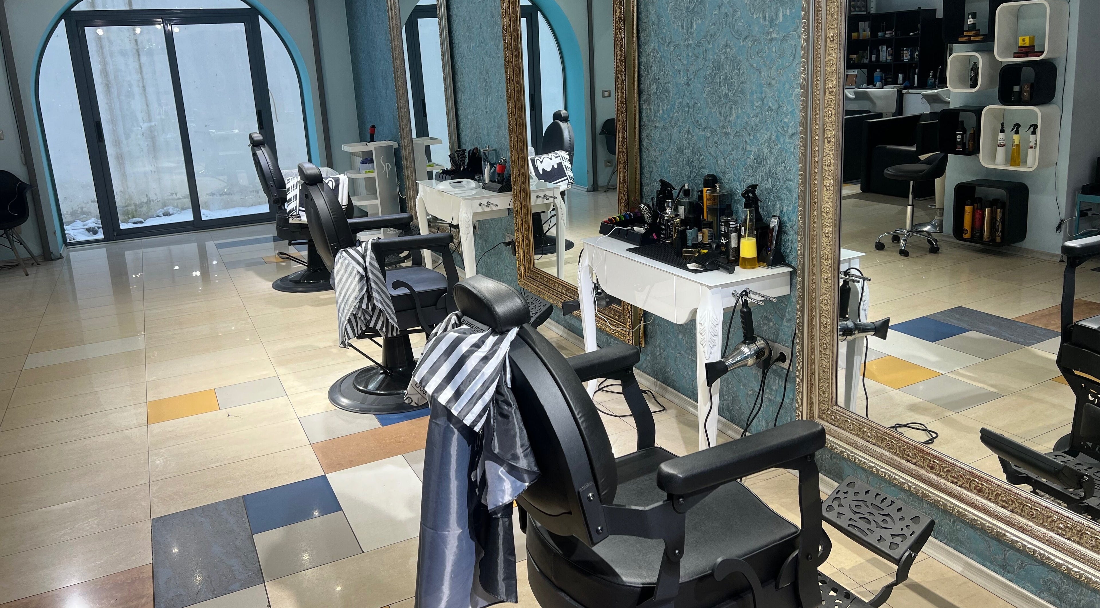 Интериор на The Barbershop Mudi, София, Софийска област, BG с елегантен стол за бръснене.