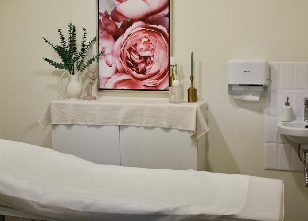 Elegant treatment room at Freya Beauty Salon JVC, Dubai, Dubai, AE with floral decor and relaxing ambiance.