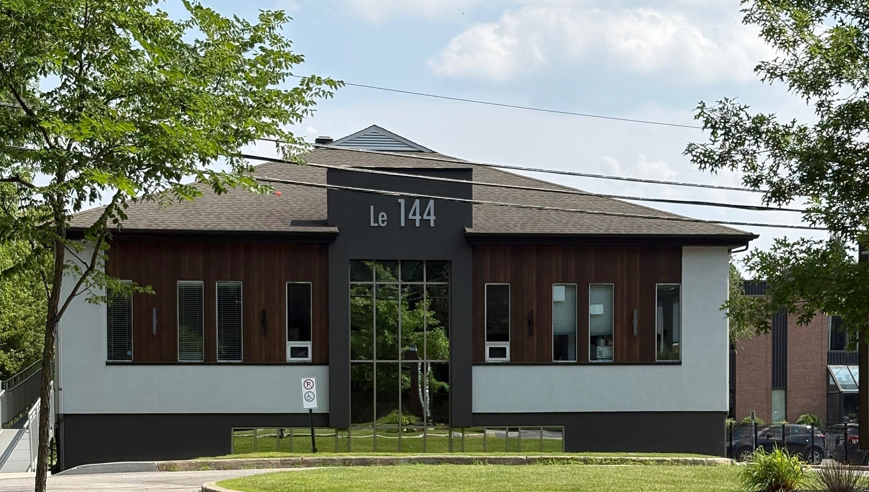 Façade du Clinique Éternité Rosemère, un centre de bien-être moderne à Rosemère, Québec, CA.
