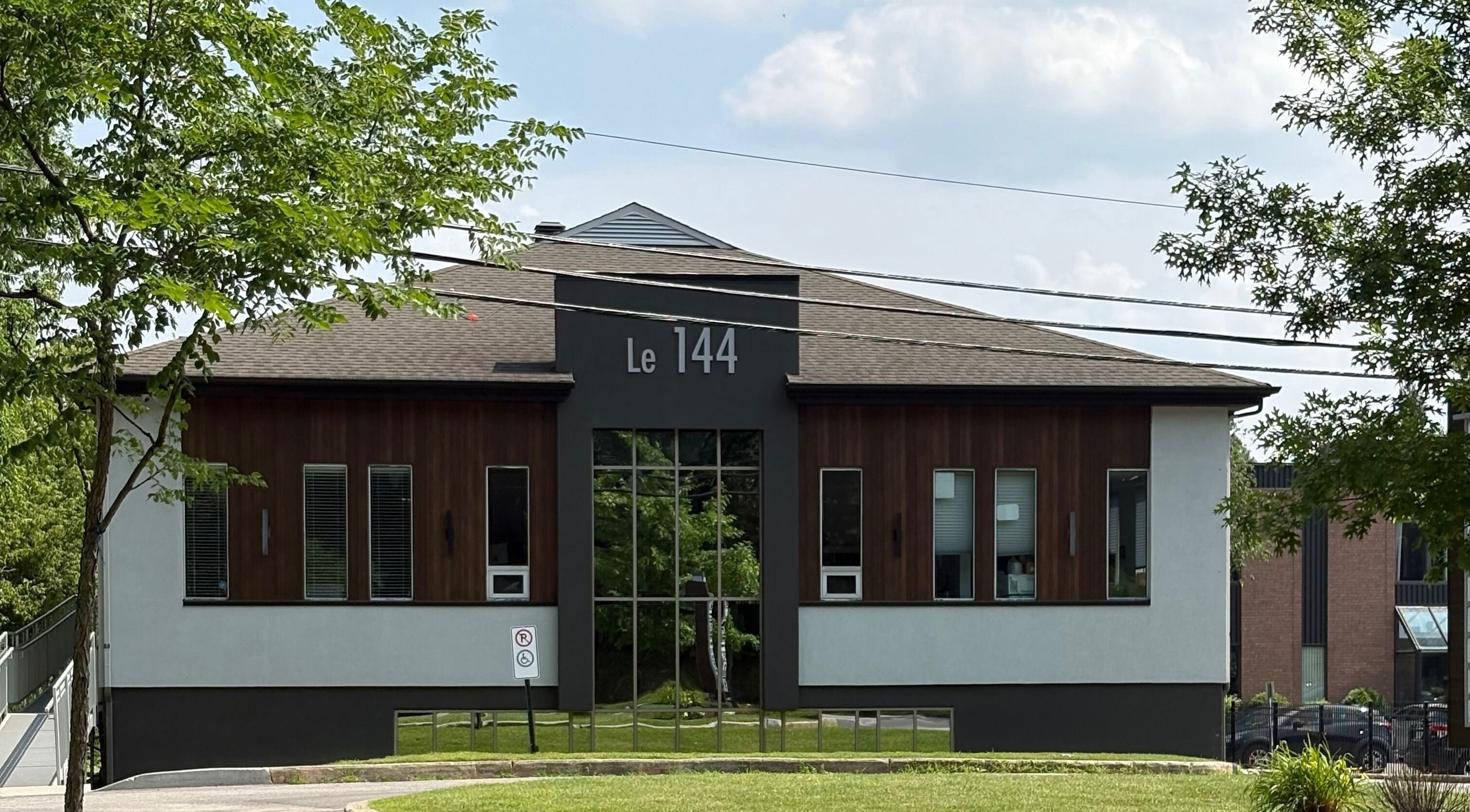 Façade du Clinique Éternité Rosemère, un centre de bien-être moderne à Rosemère, Québec, CA.