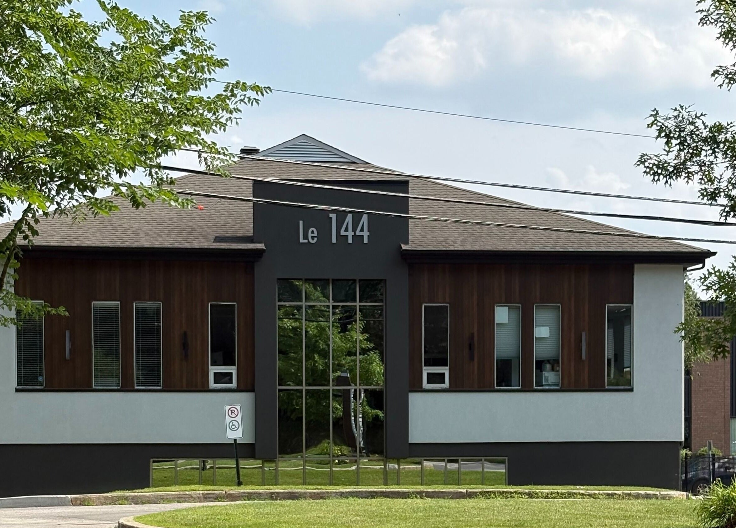 Entrée moderne de Clinique Éternité Rosemère, Rosemère, Québec, CA, entourée de verdure.