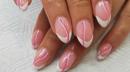 Glamorous Nails and Beauty изображение 3