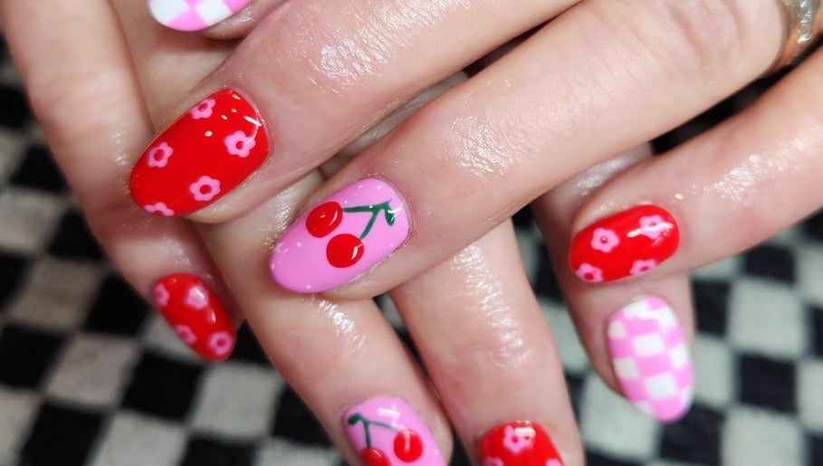 Glamorous Nails and Beauty afbeelding 1