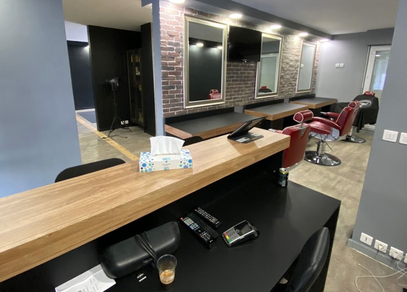 Intérieur moderne du salon Freshcut Épinay, Épinay-sous-Sénart, Île-de-France, FR.