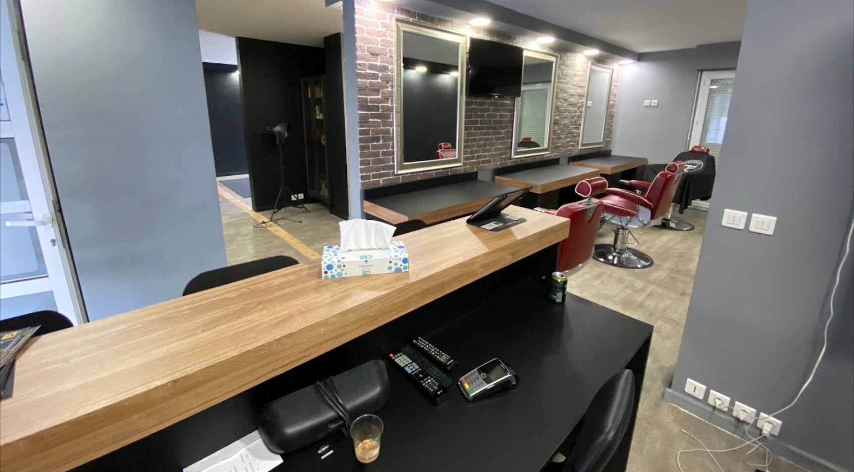 Intérieur moderne du salon Freshcut Épinay, Épinay-sous-Sénart, Île-de-France, FR.