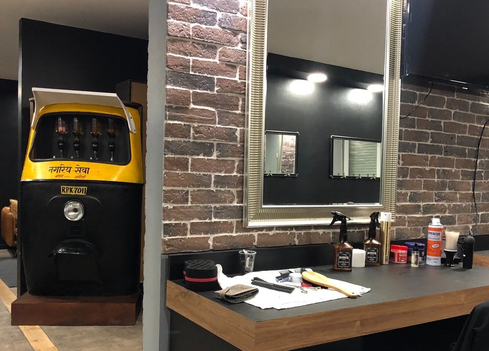 Station de coiffure vintage à Freshcut Épinay, Épinay-sous-Sénart, Île-de-France, FR avec déco originale.