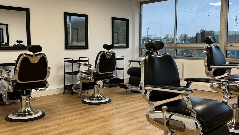 Chaises élégantes chez Restart'UP, Ris-orangis, Île-de-France, FR, pour un confort optimal pendant les soins.