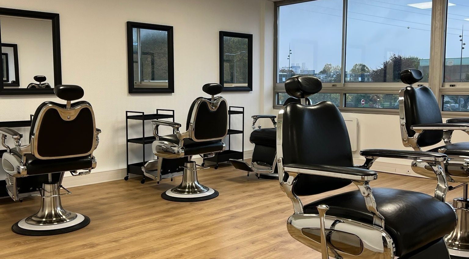 Chaises élégantes chez Restart'UP, Ris-orangis, Île-de-France, FR, pour un confort optimal pendant les soins.