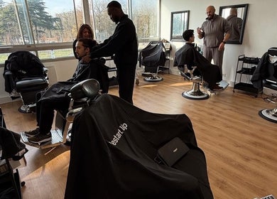 Intérieur de Restart'UP à Ris-orangis, Île-de-france, FR, avec des clients en coupe de cheveux.