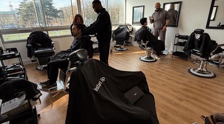 Intérieur de Restart'UP à Ris-orangis, Île-de-france, FR, avec des clients en coupe de cheveux.