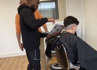 Réunion de coiffeurs chez Restart'UP à Ris-orangis, Île-de-france, FR, discutant de styles tendance.