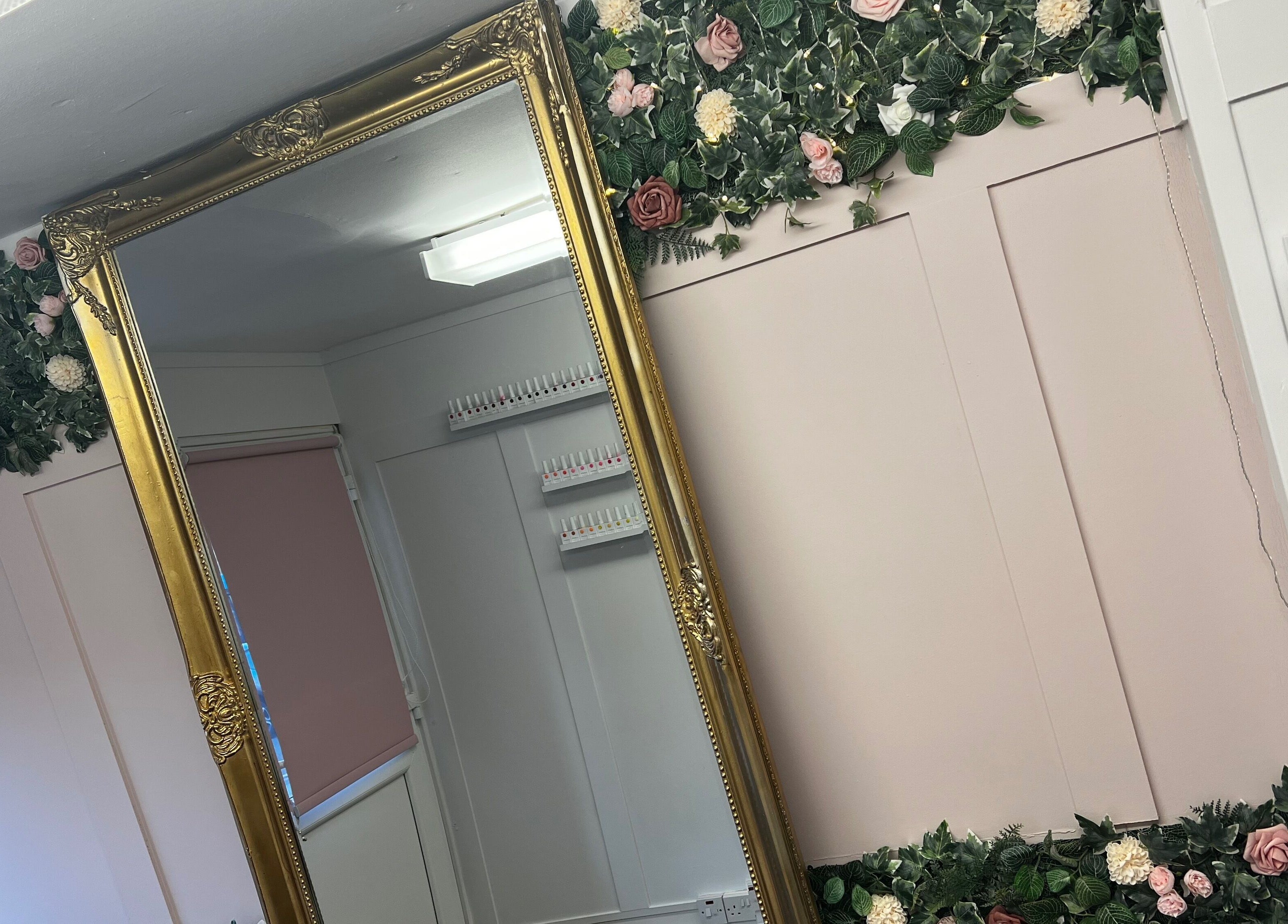 Elegant mirror with floral decor at Beauty at Dee’s, Newcastle upon Tyne, England, GB.