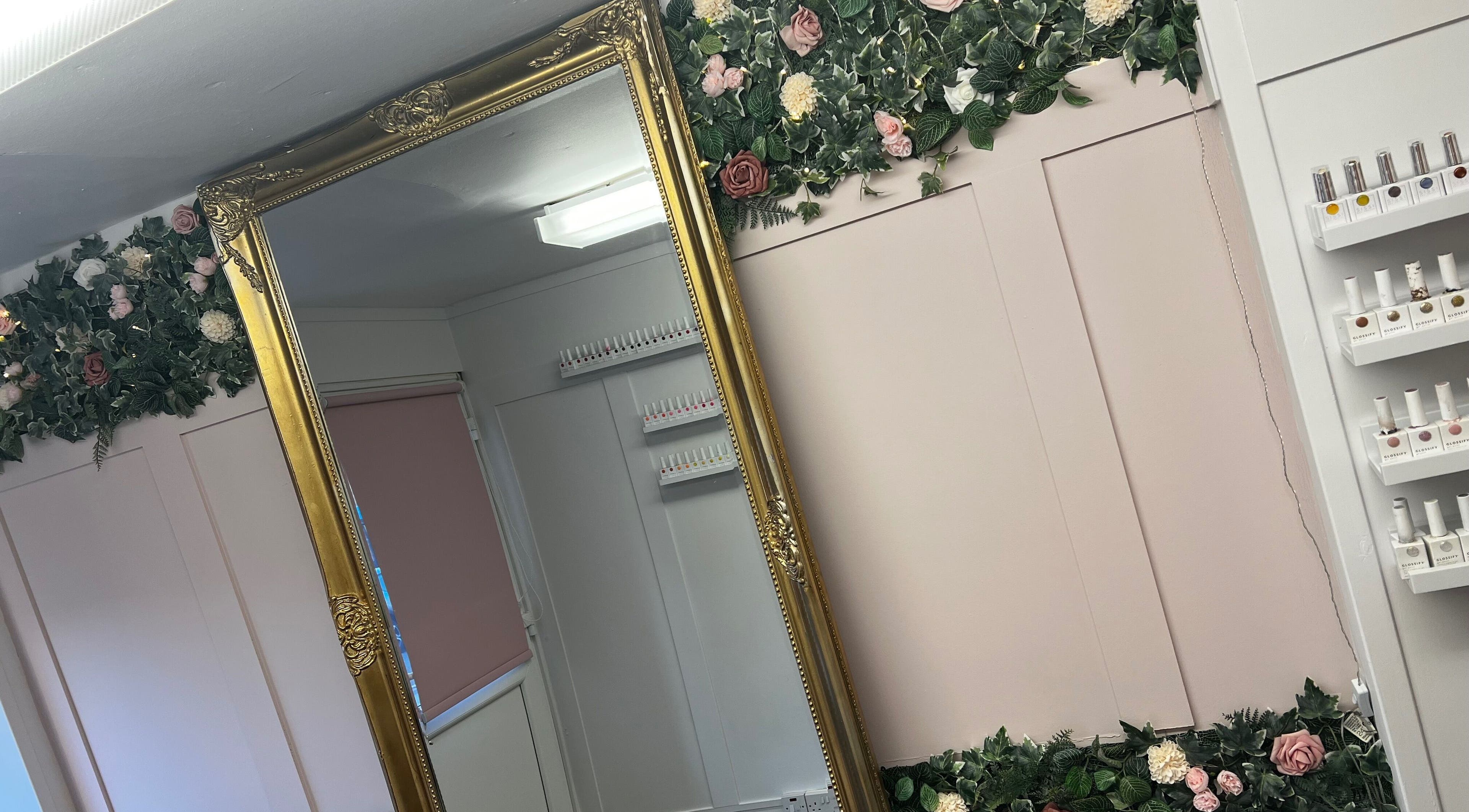 Elegant mirror with floral decor at Beauty at Dee’s, Newcastle upon Tyne, England, GB.