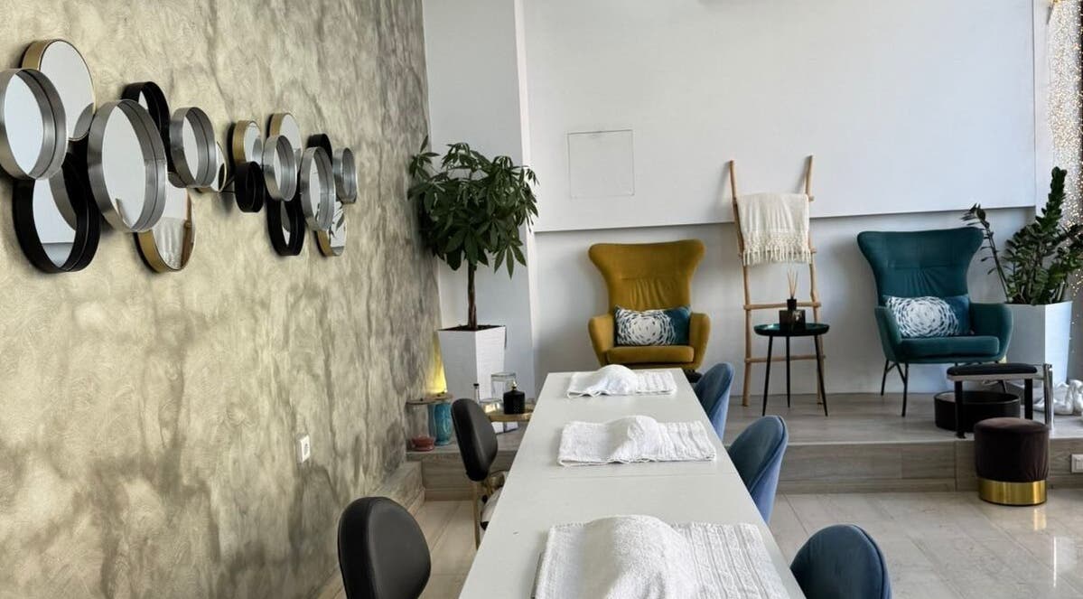 Κομψό σαλόνι στο Lakshmi make up & nails, Ηράκλειο, GR με άνετες πολυθρόνες και διακοσμητικούς καθρέφτες.