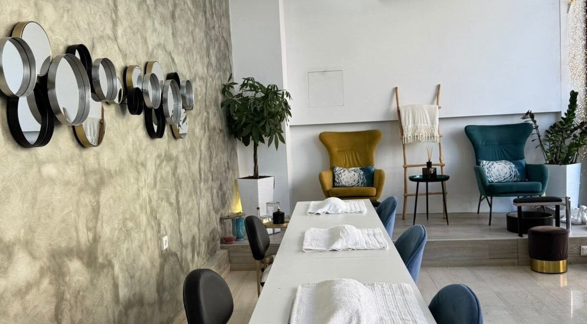 Κομψό σαλόνι στο Lakshmi make up & nails, Ηράκλειο, GR με άνετες πολυθρόνες και διακοσμητικούς καθρέφτες.