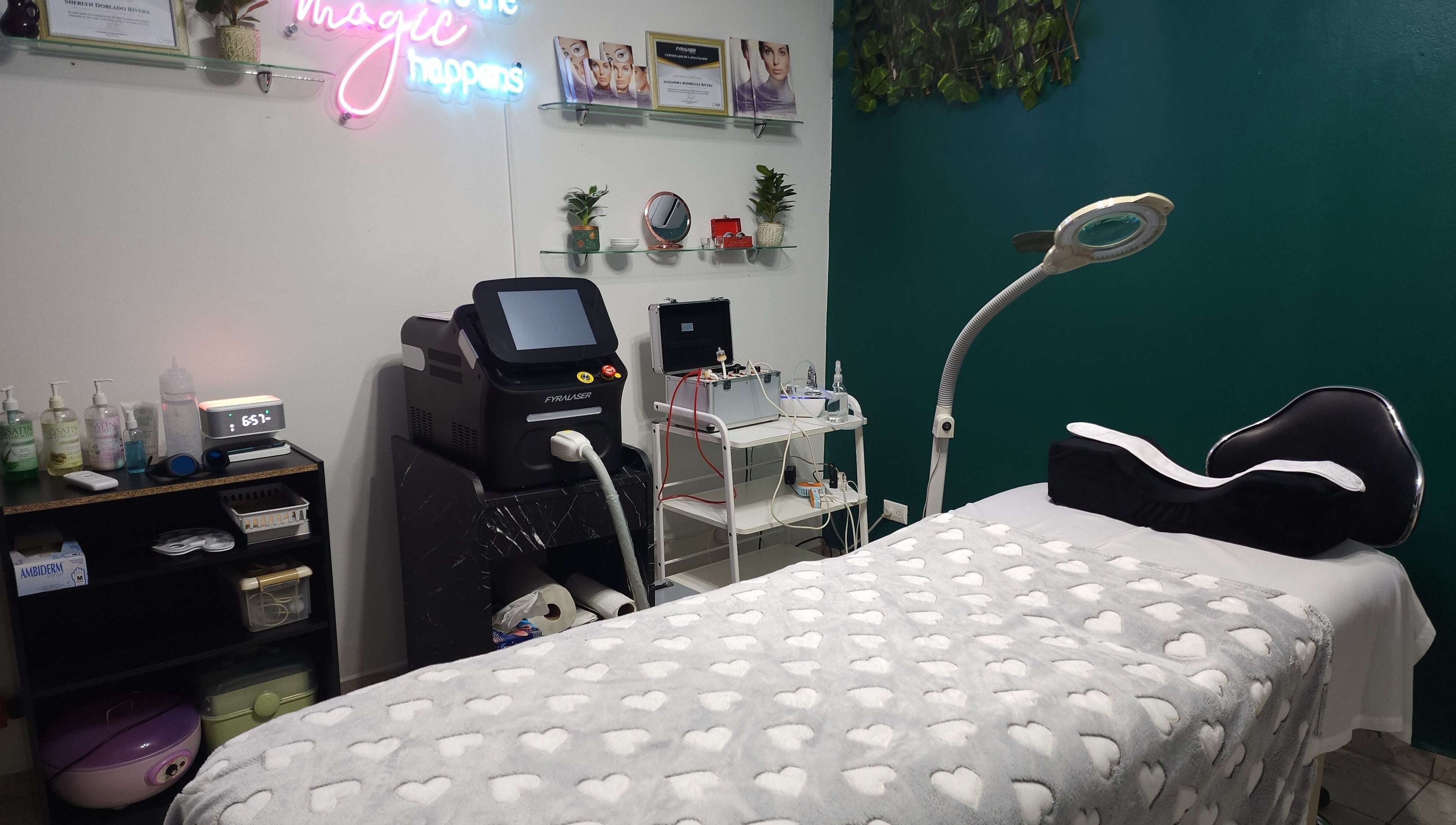 Sala de spa moderna en Magic Estética y Spa, San José, San José, CR, equipada para tratamientos de belleza.