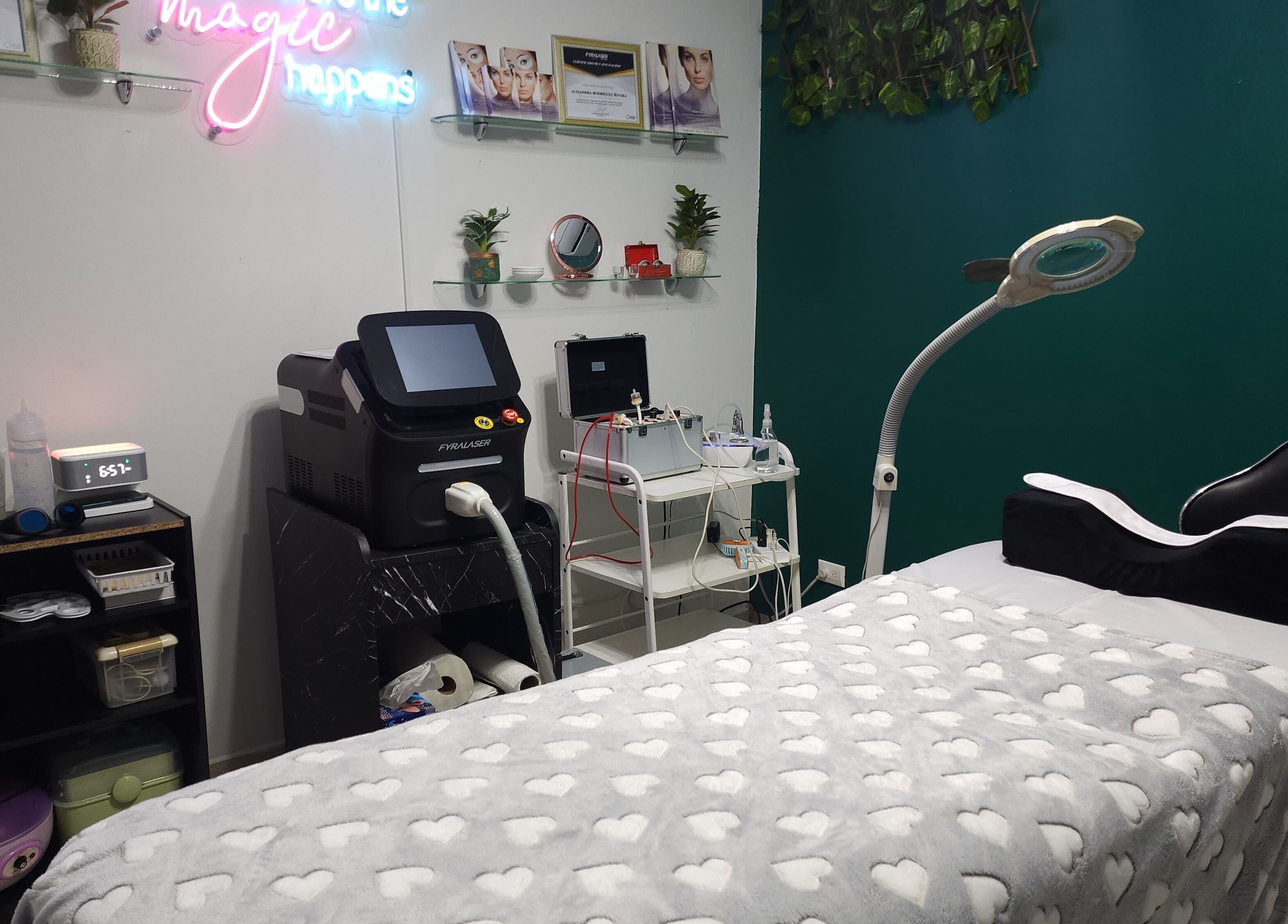 Sala de spa moderna en Magic Estética y Spa, San José, San José, CR, equipada para tratamientos de belleza.