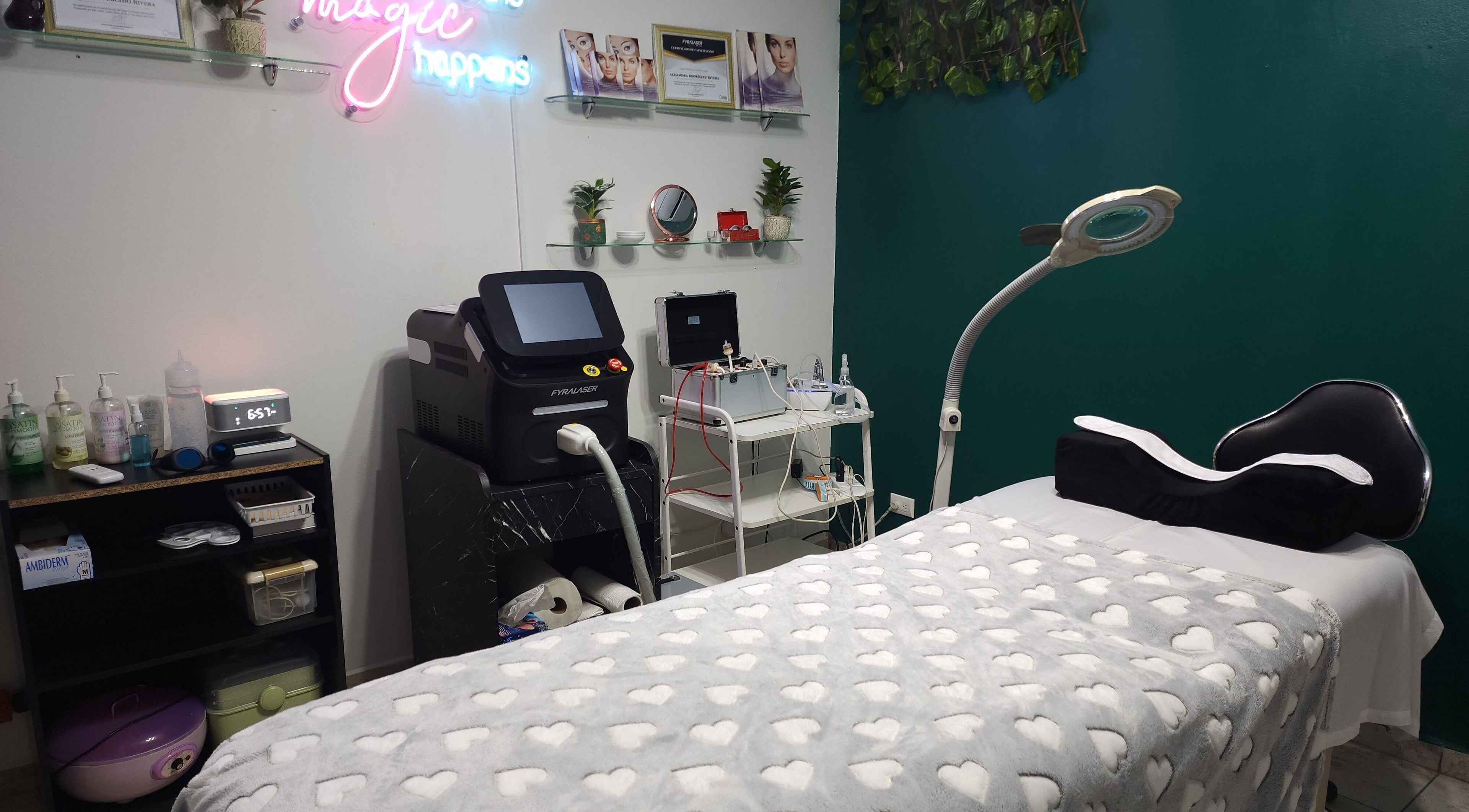 Sala de spa moderna en Magic Estética y Spa, San José, San José, CR, equipada para tratamientos de belleza.