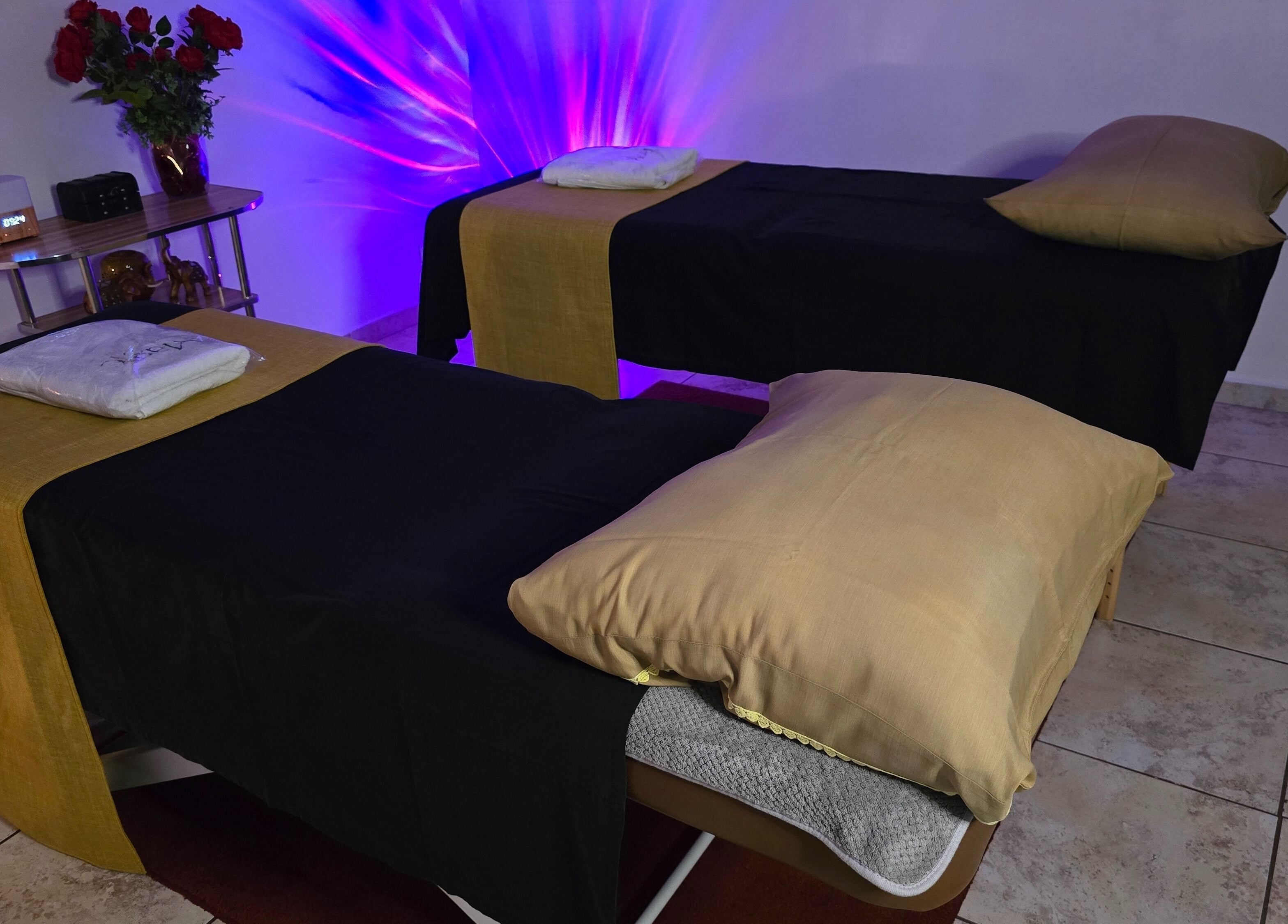 Dos camillas de masaje en Magic Estética y Spa, San José, San José, CR, listas para tratamientos relajantes.