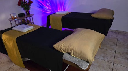 Dos camillas de masaje en Magic Estética y Spa, San José, San José, CR, listas para tratamientos relajantes.