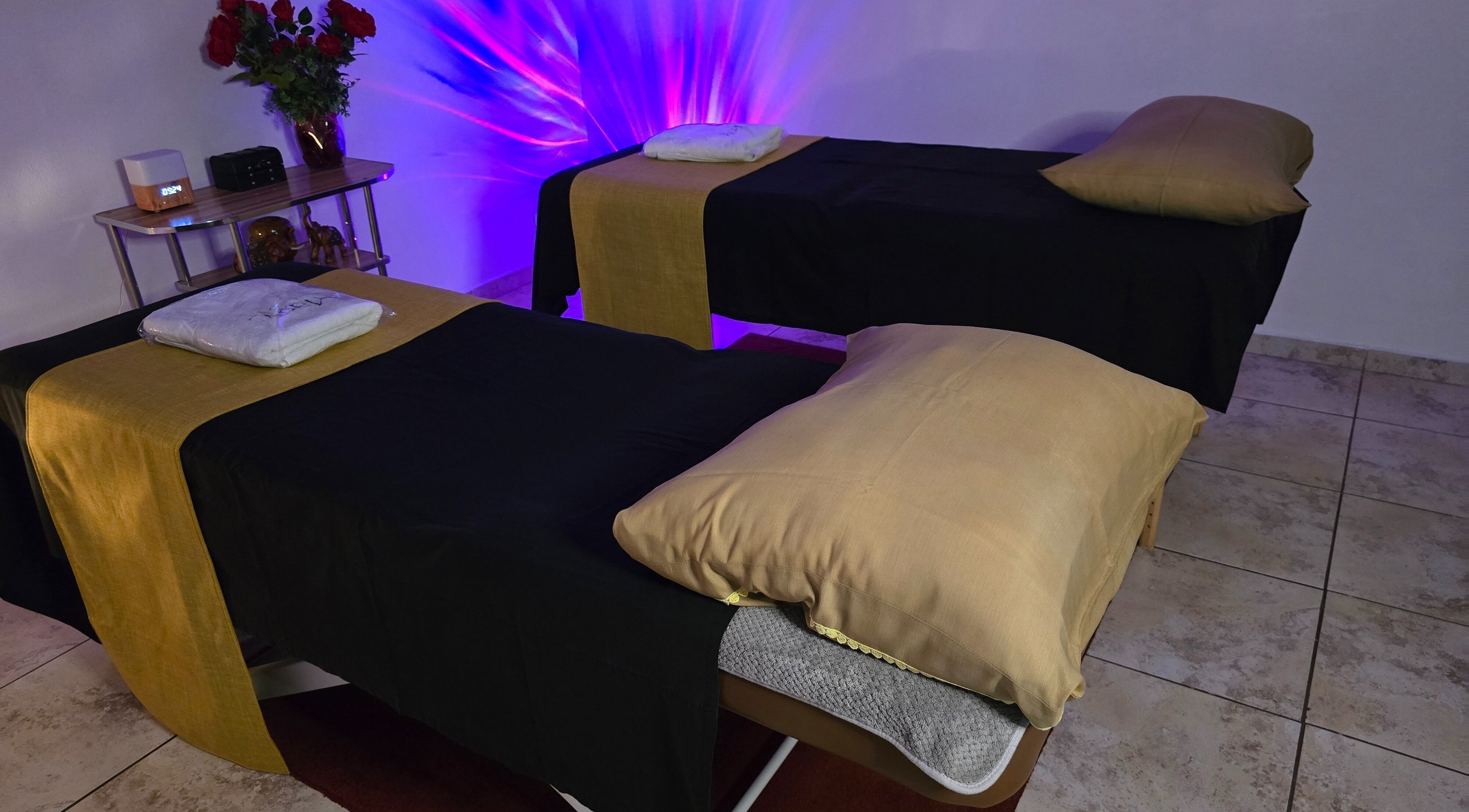 Dos camillas de masaje en Magic Estética y Spa, San José, San José, CR, listas para tratamientos relajantes.
