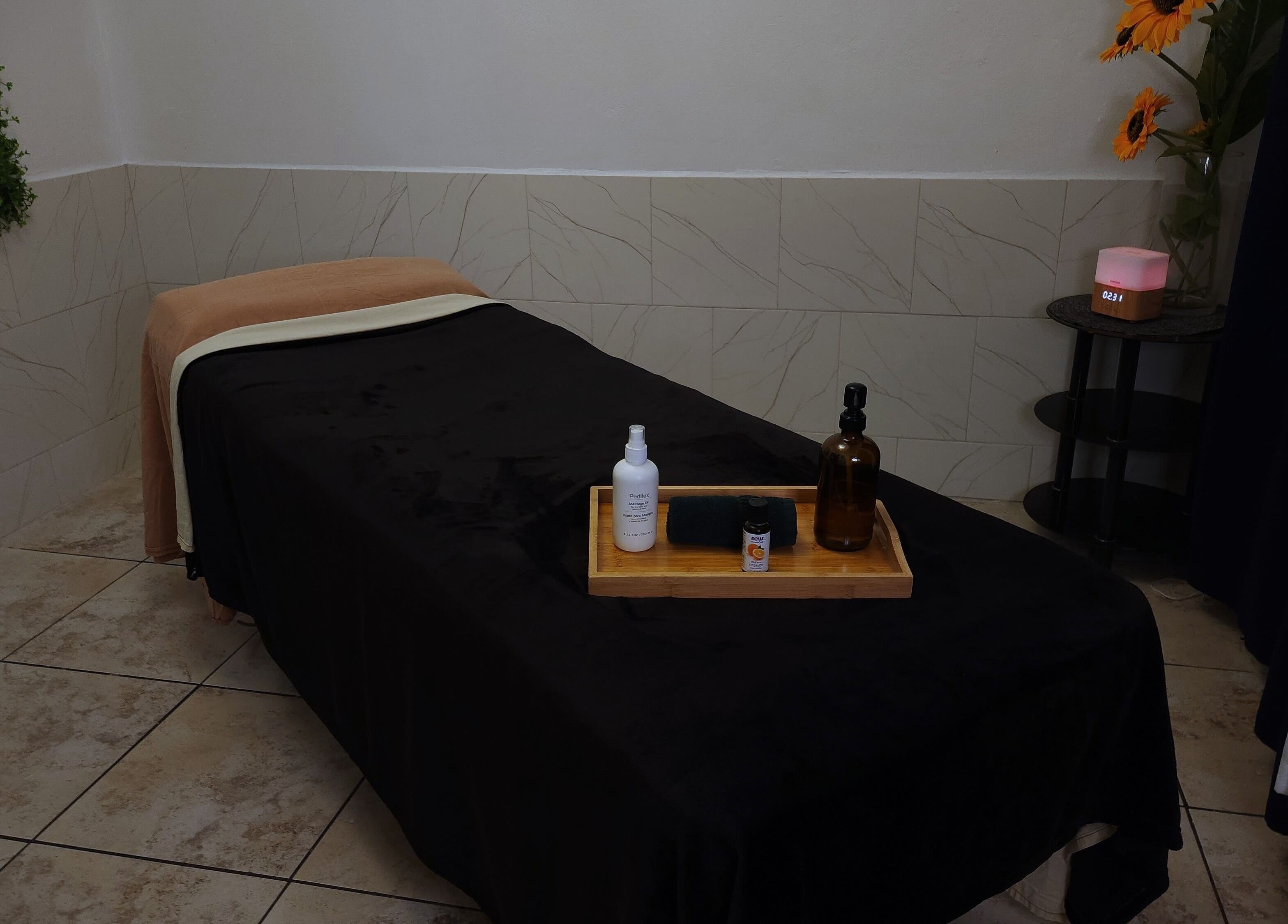 Camilla de masaje en Magic Estética y Spa, San José, San José, CR, preparada con aceites esenciales.
