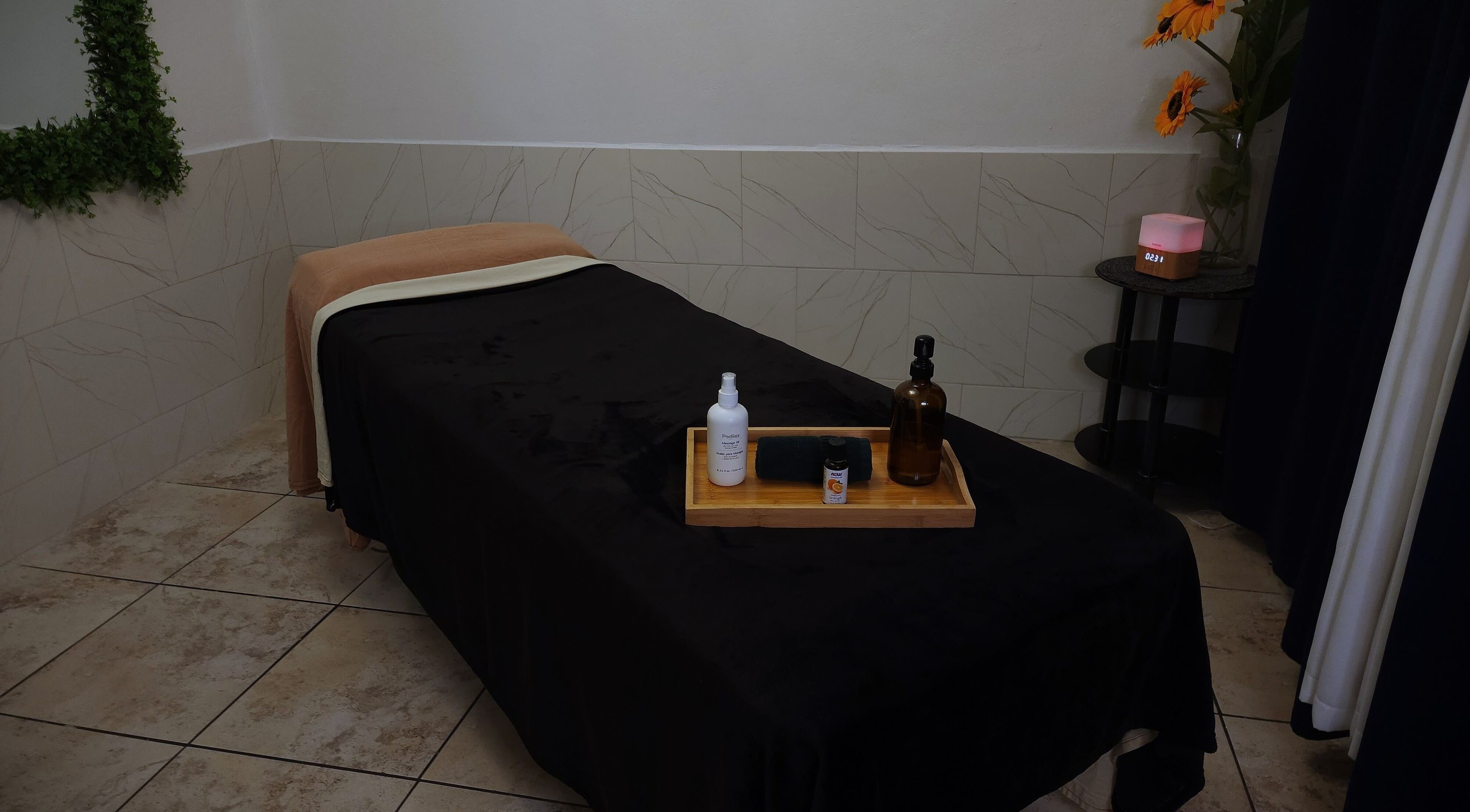 Camilla de masaje en Magic Estética y Spa, San José, San José, CR, preparada con aceites esenciales.