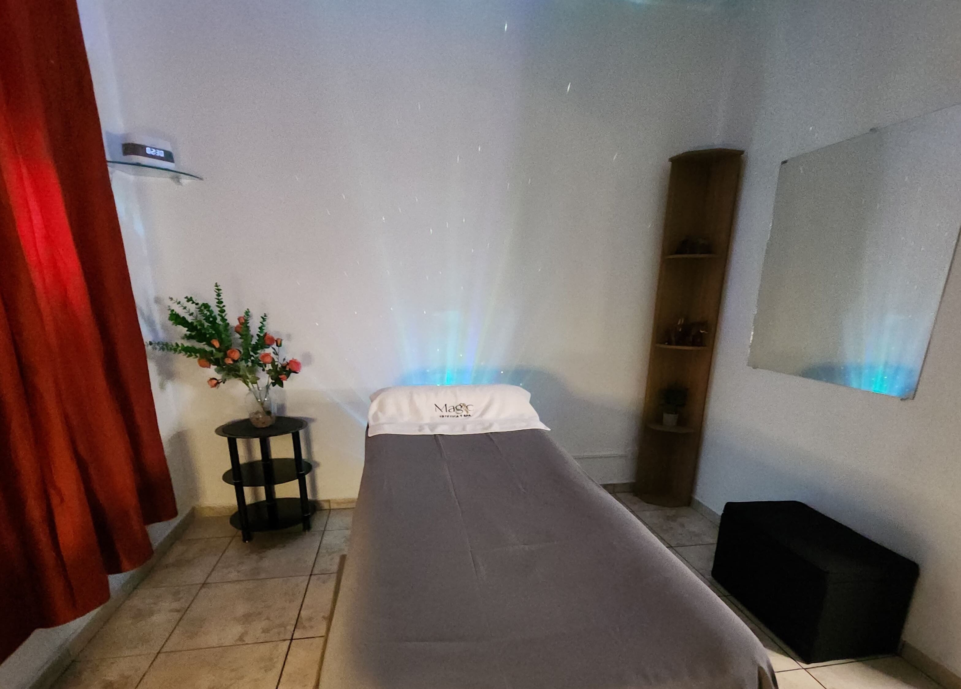 Habitación de masaje en Magic Estética y Spa, San José, San José, CR con iluminación relajante.
