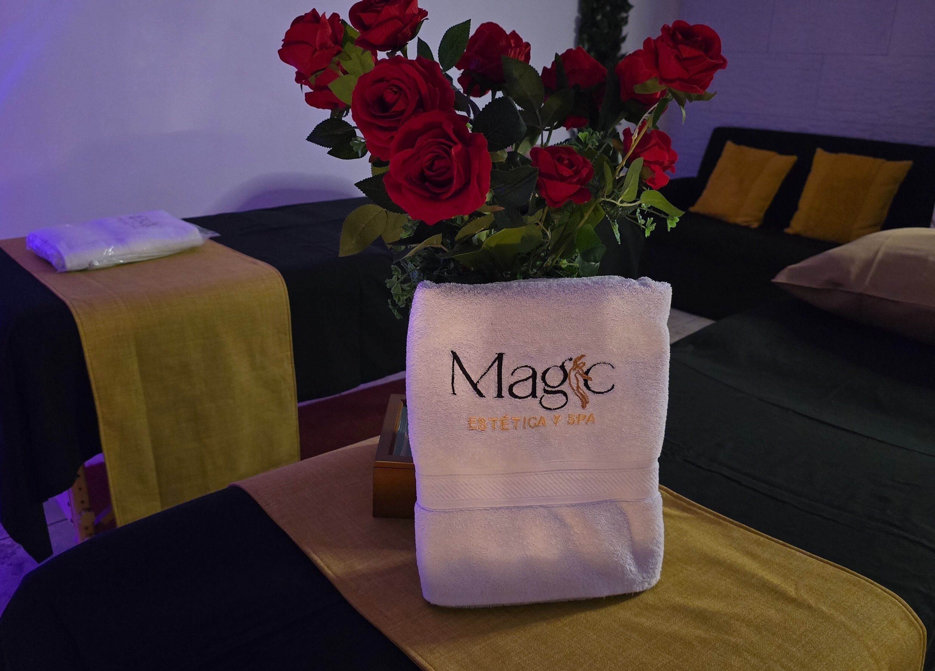 Camillas en Magic Estética y Spa con rosas y toalla en San José, San José, CR.