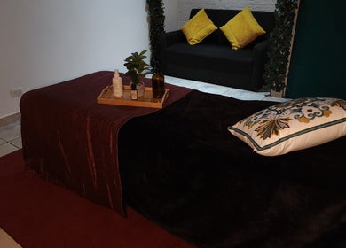 Cama de masajes en Magic Estética y Spa, San José, San José, CR, con detalles acogedores.