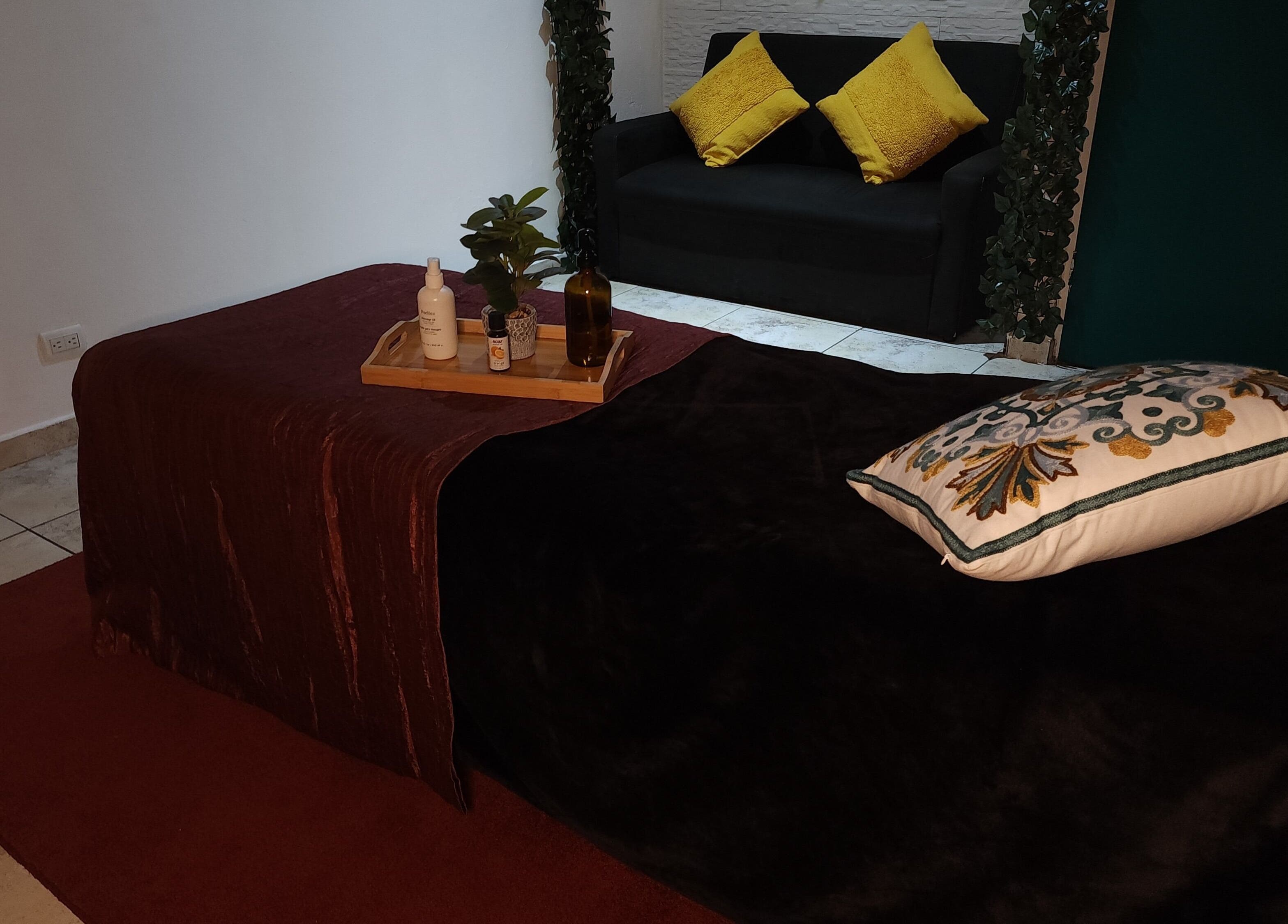Cama de masajes en Magic Estética y Spa, San José, San José, CR, con detalles acogedores.