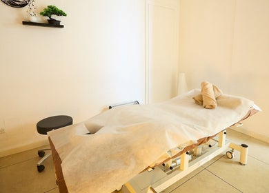 Relaxing massage room at Zen Japanese Massage - Enmore, New South Wales, AU with therapy bed and calming decor.