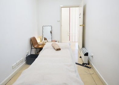 Calm massage room at Zen Japanese Massage - Enmore, New South Wales, AU, with a cozy bed and peaceful ambiance.