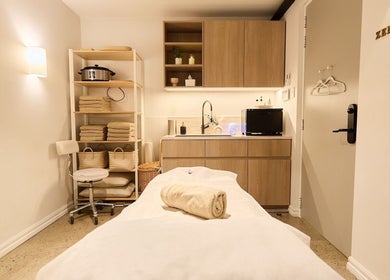 Relaxing interior of Zen Japanese Massage Platinum - Surry Hills, showcasing a serene massage space.